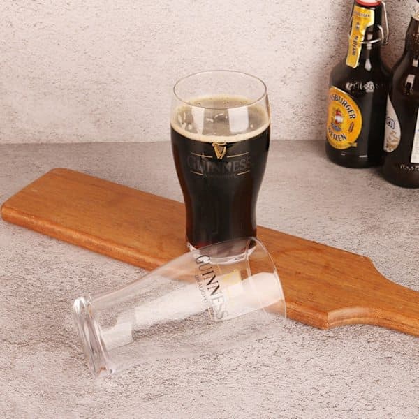 2 Guinness-tuoppia