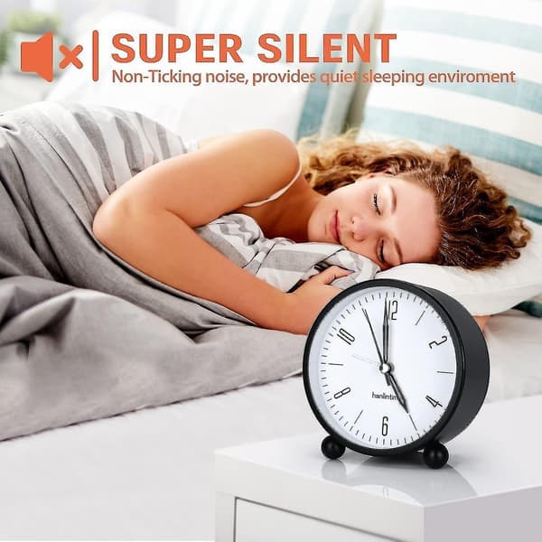 Stille analog vekkerklokke med batteridrift, nattlys og alarm