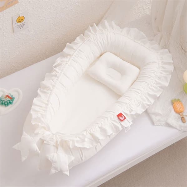 Babybedreduserer med volanger – Vaskbart babynest/kokong i ren bomull (55 x 85 cm) – Hvit Blanc
