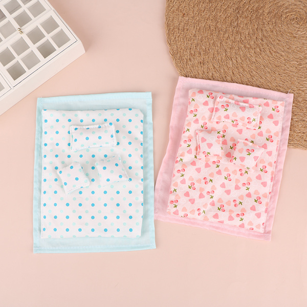 1Set 1:12 Dockhus Miniatyrsäng Fyra delar Lakan Quilt Pi Blue