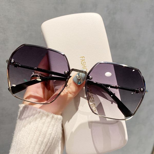 2024 nya modetrend solglasögon för kvinnor high-end stort ansikte anti-ultraviolett runt ansikte sommar solskydd solglasögon Silver frame gradient gray