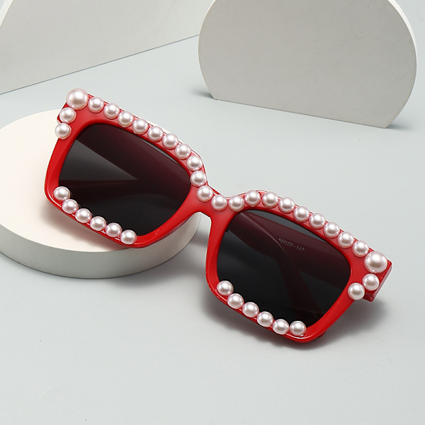 Fyrkantiga pärlinlagda dam solglasögon underbara high-end fashion retro anti-ultraviolet dekorativa solglasögon trend Red frame gray film