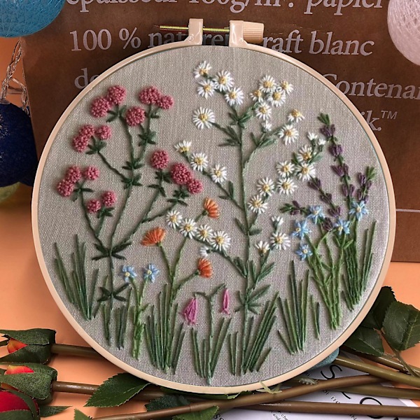 Nybörjarset för broderi med blommor, stämplade korsstygnskit med söta blommor och växter inklusive broderiram och färger, trådnålsats A