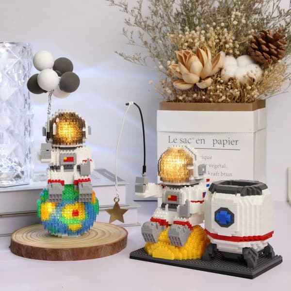 Rymdminiatyrbyggstenar Astronautdocka Astronaut med Displaybox LED-ljus Diamantminibyggstenar Leksak Barnpresent