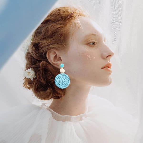 Ukjent kvinne Boho Raffia Resort Strandøreringer himmelblå sky blue