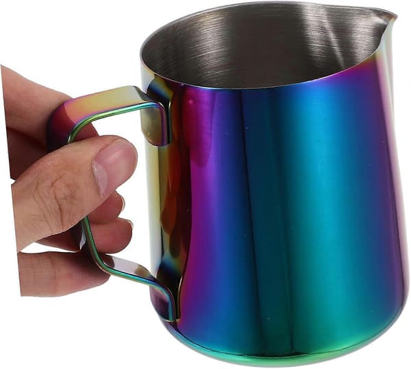 Melkeskummer i rustfritt stål med ergonomisk grep og smal tut for latte art-kaffe