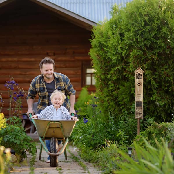 Hyönteishotelli jalustalla