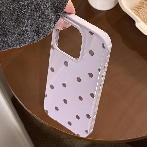 Kremfarget deksel for iPhone 17, prikkete TPU-beskyttelsesdeksel
