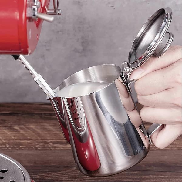 Mælkeskummer i rustfrit stål 600 ml med låg til latteart og professionelle kaffedrikke