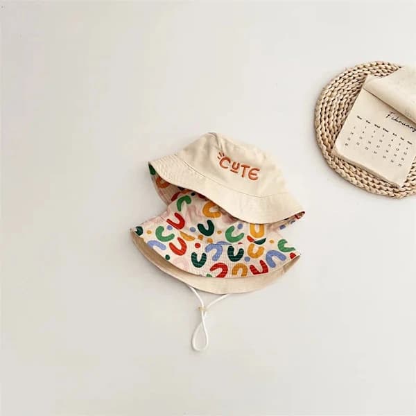 Babyhat - Vendbar sommerhat - Sommerhat med broderede bogstaver - Størrelse 48