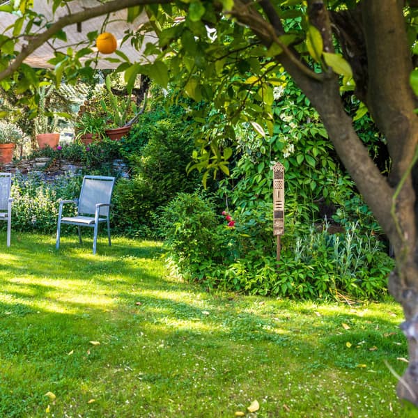 Insekthotel med stativ