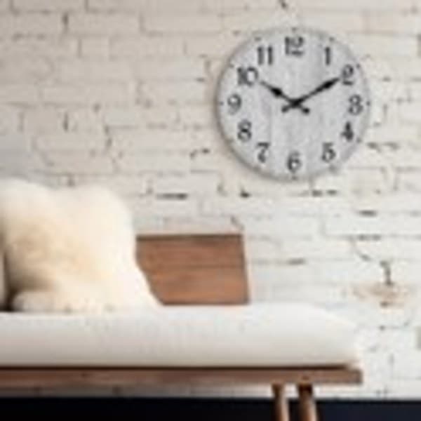 Väggklocka, 25 cm, batteridriven, tyst (tickar inte), rustik trädesign (grå).