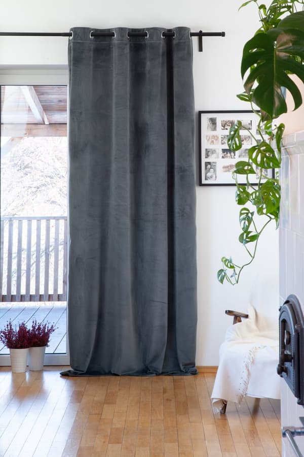 FLØYELSGARDIN MED MALJER 140x270 GRÅ LYSBLOKKERENDE