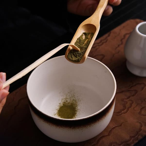 Matcha bambuvispsett med skje, bolle og måleskje