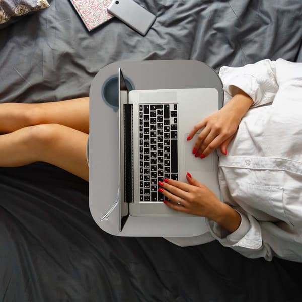 Laptop-plade med belysning og kopholder, lysegrå