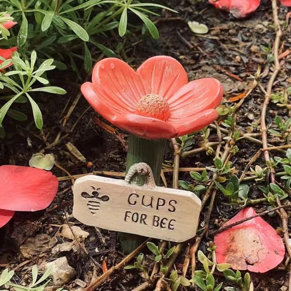 Blomsterformet keramisk vannstasjon for bier, biebad for hage, gård og terrasse
