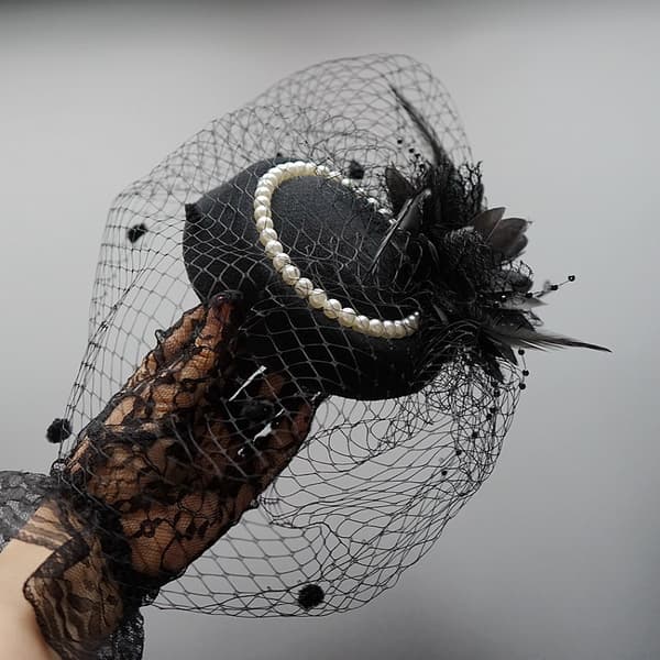 Pillbox-hatt med slør og perler for kvinner