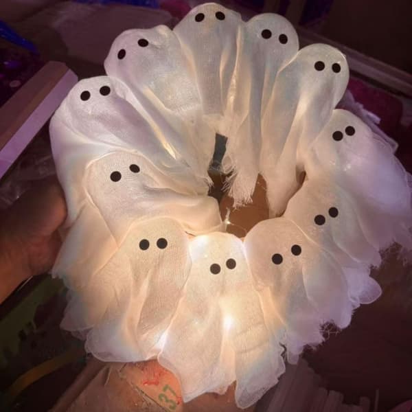 Halloween-krans hvit batteridrevet 11 LED-belyst dekorasjon
