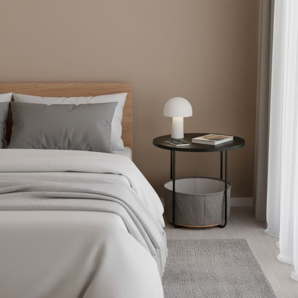 Rundt sidebord med oppbevaringskurv, metallramme