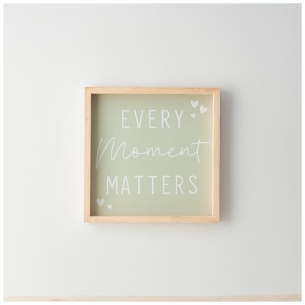 Puinen taulu puukehyksellä - Every Moment Matters