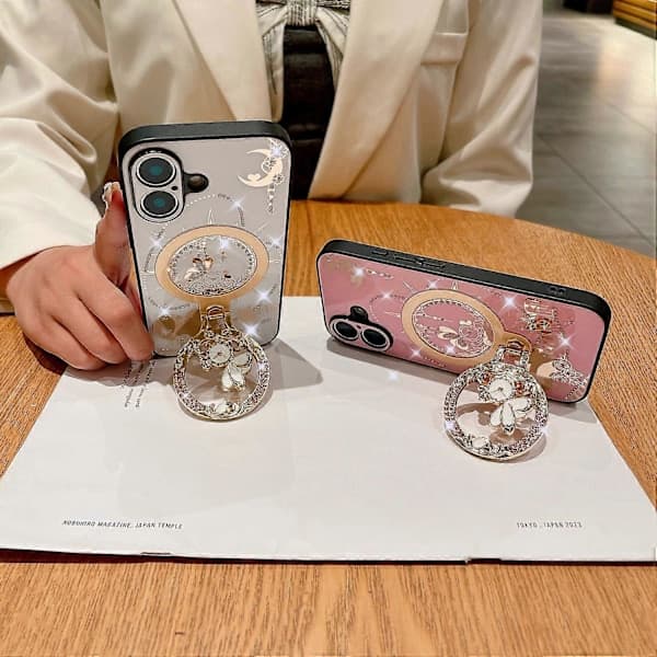 Magnetisk deksel med stativ for iPhone 16 TPU+PC Rhinestone-dekorert mobilskall - Hvit
