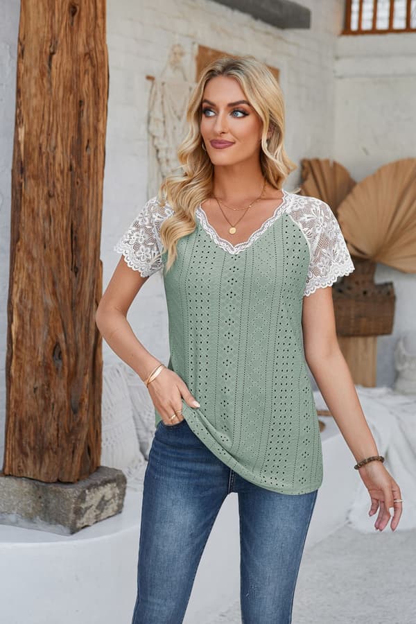 Kortermet bluse for damer, V-hals, blondekant, ensfarget, Grønn M Green M