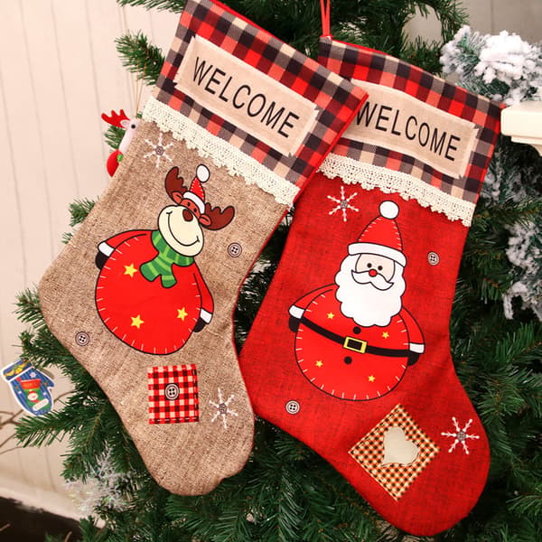 3 stora julstrumpor, juldekorationer, julklappar, julklappspåsar