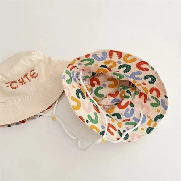 Babyhat - Vendbar sommerhat - Sommerhat med broderede bogstaver - Størrelse 48