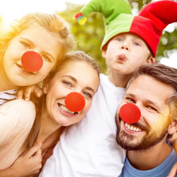 60 stycken röda clownnäsor i skum för julkarneval
