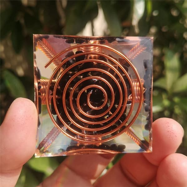 6 cm Krystallgrus Spiralpyramide Spiralformet Pyramide Håndlagde Interiørhåndverk Spiral Kobbertråd