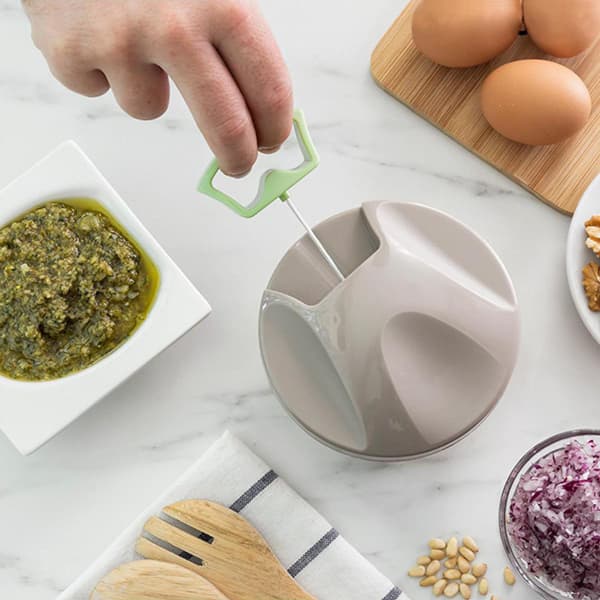 Efficient and practical mini chopper with knife and whisk insert multifärg multicolor