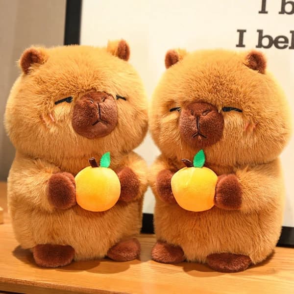 Capybara kosedyr som holder frukt, myk PP-bomull utstoppet kosedyr