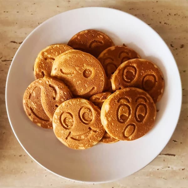 Universal Pancake Pan for Gas and Induction Hobs with Non-Stick Surface and 7 Happy Faces