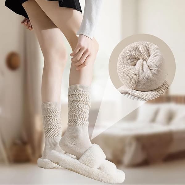 To par knestrømper, strikkede bomullsstrømper, ekstra lange løse strømper og termiske strømper (off-white og khaki).