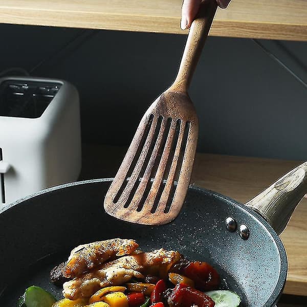 Träköksredskap för köket, 2 st träskedar och stekspade för matlagning, elegant, köksredskap används