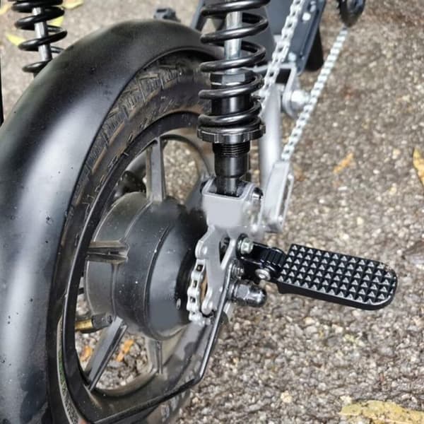 Easy-to-store rear footrest for electric bikes, lightweight and foldable pedal