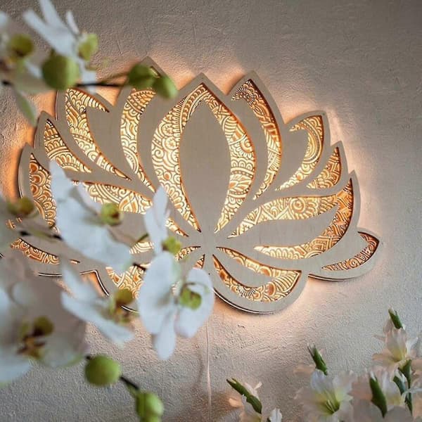 Lotus-mandala joogahuoneen taidepuuseinävalaisin himmentimellä