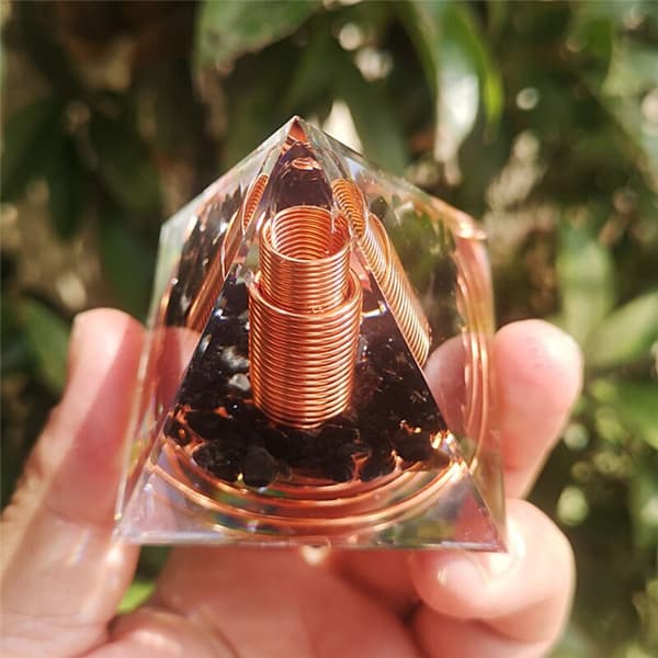 6 cm Krystallgrus Spiralpyramide Spiralformet Pyramide Håndlagde Interiørhåndverk Spiral Kobbertråd