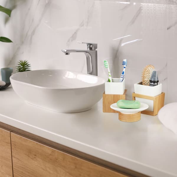 Badrumsset i Bambu och Vit Keramik med Tvålpump, Skål och Tandborsthållare