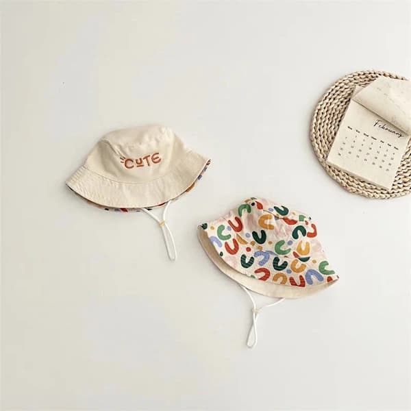 Babyhat - Vendbar sommerhat - Sommerhat med broderede bogstaver - Størrelse 48
