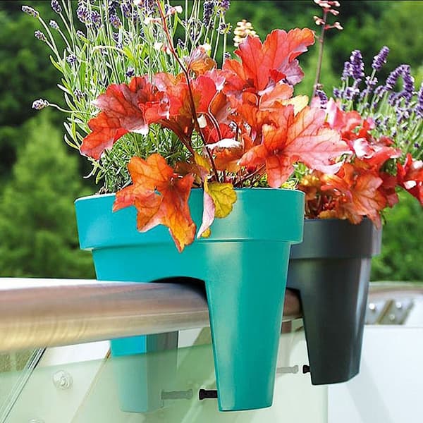 Robust and lightweight weather-resistant balcony box for outdoor use