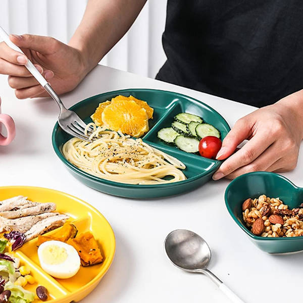 Tummanvihreä keraaminen jaettu lautanen aikuisten ruokavalioon