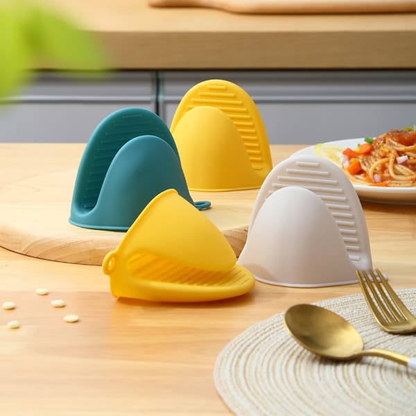 Red 1 Pair Thick Heat Resistant Silicone Suction Mitts for Cooking, Baking, Grilling and Baking.
