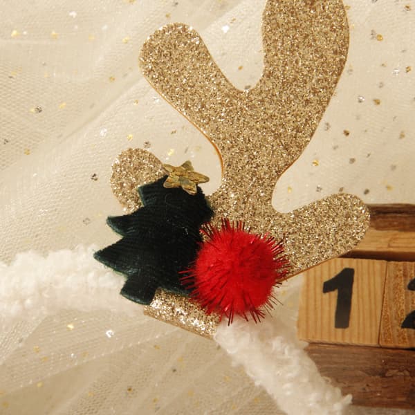 Julgransprydnad i trä med färgglad älg och pälsboll