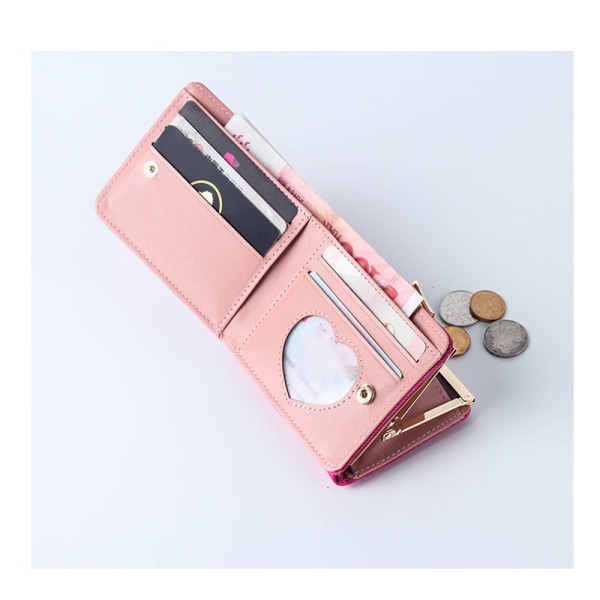 En liten rosa plånbok med hjärtformad prydnad, 9,5 cm × 11,5 cm ×