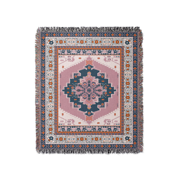 1 stk. 160x130cm strikket lyserødt ternet tæppe dekoreret med frynser