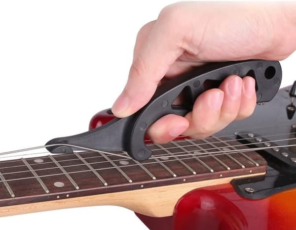 1 x strängdragare för gitarr för att direkt fixa nya strängar med strängdragaren