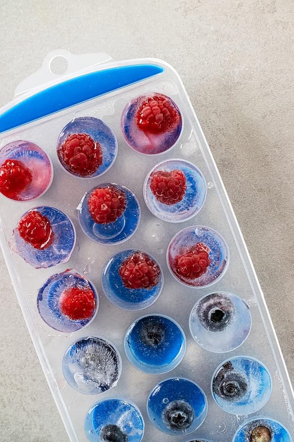 Blå KitchenCraft Fleksibel Silikone Isterningbakke, 24 Isterninger M