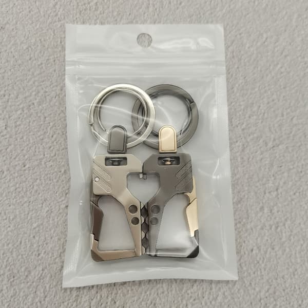 2 auton avaimenperää pullonavaajalla - 2 metallirengasta - (Rif