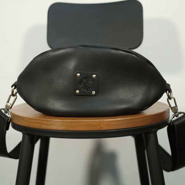 Svart-Ny Crazy Horse skin Rugby Bag menn Vintage skrå liten g